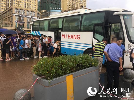 西南交通大學希望學院校車做“橋” 一個小小的舉動溫暖了師生的心