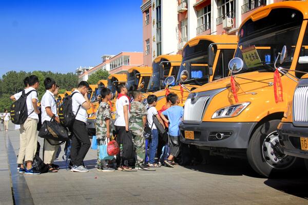 江蘇連云港贛榆區(qū)：華杰雙語學(xué)校借力校車公司保學(xué)生回家無憂