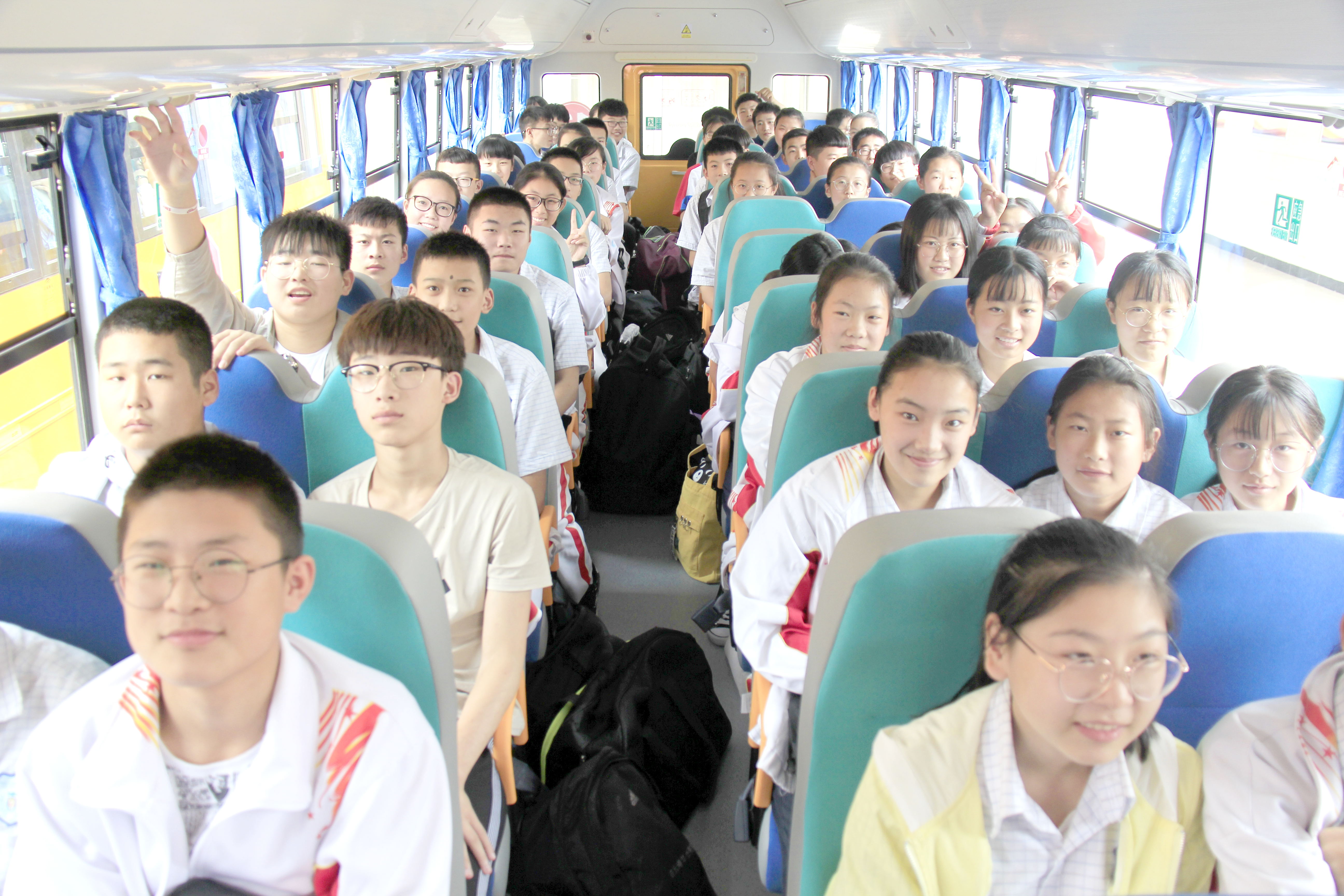 江蘇連云港贛榆區(qū)：華杰雙語學(xué)校借力校車公司保學(xué)生回家無憂