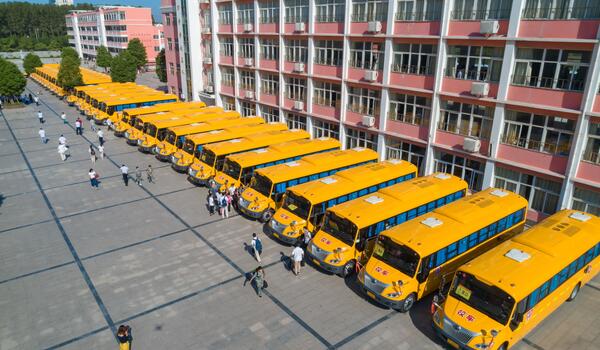 江蘇連云港贛榆區(qū)：華杰雙語學(xué)校借力校車公司保學(xué)生回家無憂