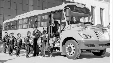 援疆進行時：寄宿學生有了新校車