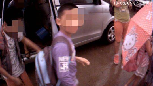 面包車當(dāng)“黑校車”還超載 司機(jī)被罰