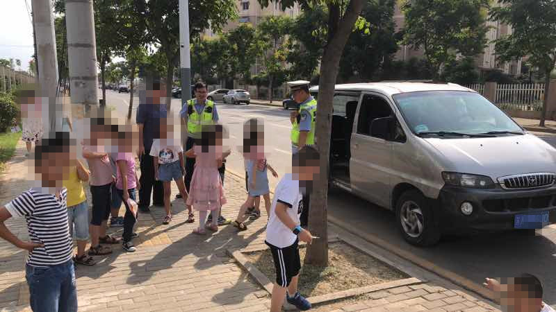 商務車“變身”校車，乘坐學生超員100%