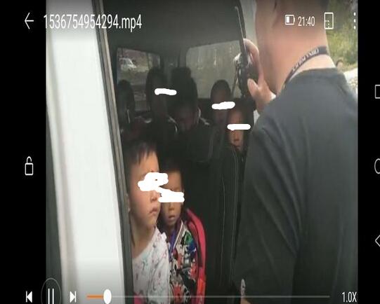 “黑校車”核載7人卻塞進(jìn)10個娃娃 民警查處時扣分還罰款兩萬多