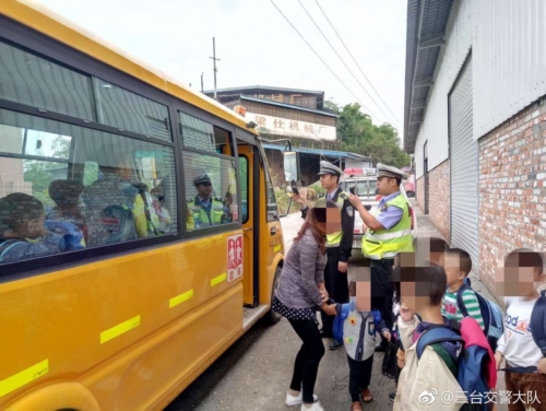 緊繃校車(chē)安全之弦 三臺(tái)交警嚴(yán)查嚴(yán)管