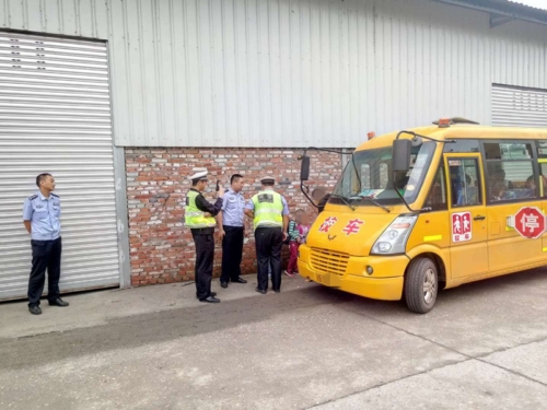 緊繃校車(chē)安全之弦 三臺(tái)交警嚴(yán)查嚴(yán)管