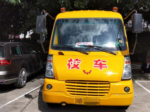 緊繃校車(chē)安全之弦 三臺(tái)交警嚴(yán)查嚴(yán)管