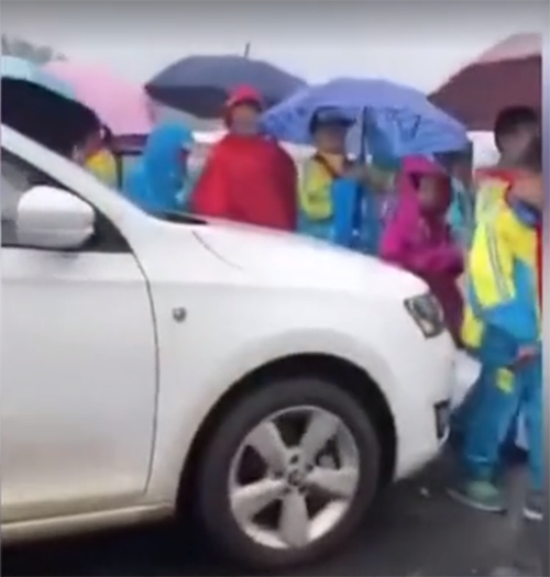 菏澤女司機(jī)冒雨與學(xué)生搶行，看看國外是如何用校車保護(hù)孩子的