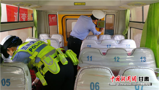 蘭州交警節(jié)前強化校車檢查 筑牢安全防線