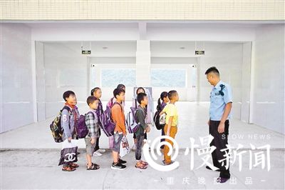 鎮(zhèn)上有個張叔叔 14年護送學(xué)生搭“江上校車”