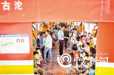 鎮(zhèn)上有個張叔叔 14年護送學(xué)生搭“江上校車”