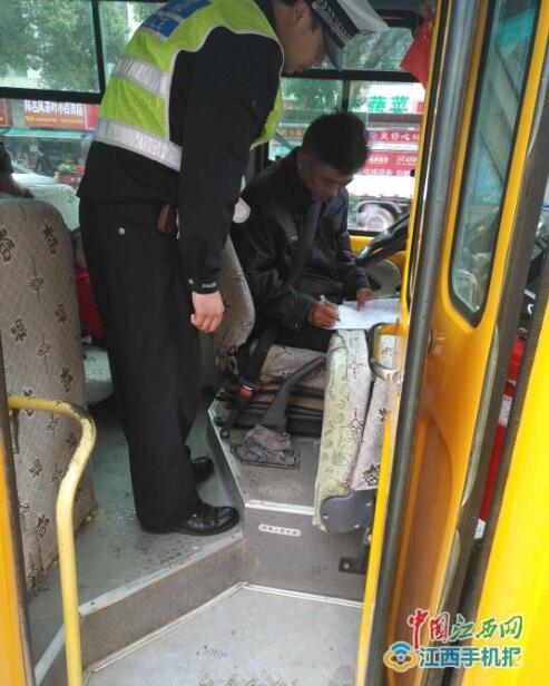 德安交警多舉措加強(qiáng)校車交通安全管理工作打造學(xué)生出行“平安路”