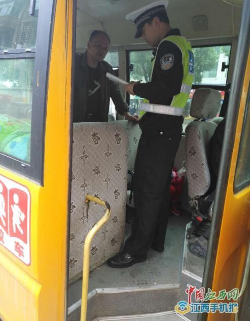 德安交警多舉措加強(qiáng)校車交通安全管理工作打造學(xué)生出行“平安路”