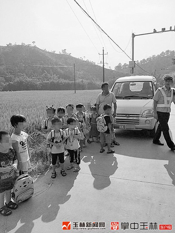 核載八人實(shí)載二十人 這輛校車(chē)好大“肚”