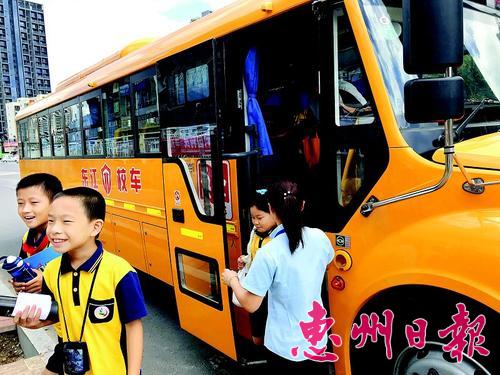 同學(xué)們在老師的組織下有序走下校車。
