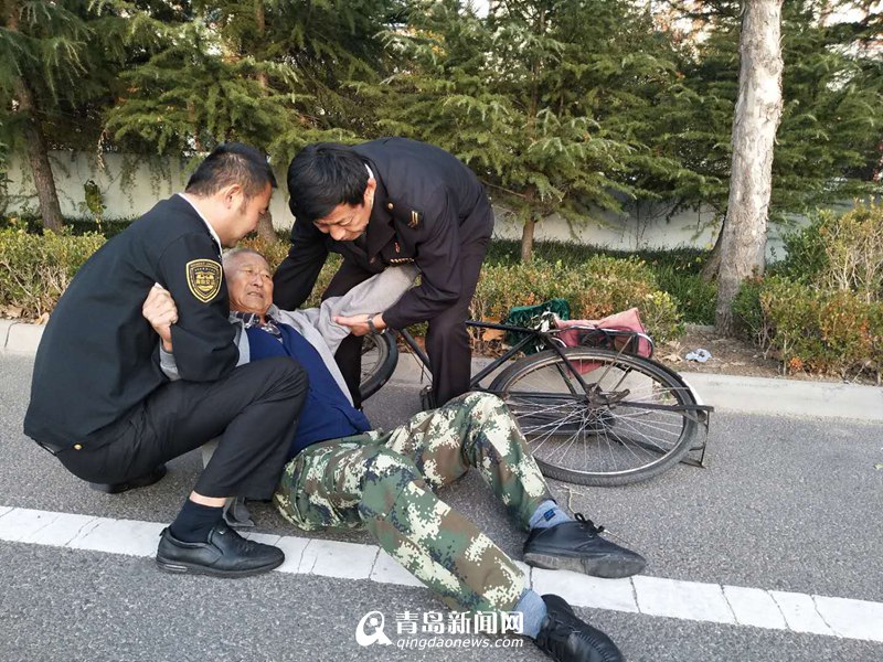 七旬老人突發(fā)高血壓路邊暈倒 溫馨校車司機(jī)及時(shí)救助