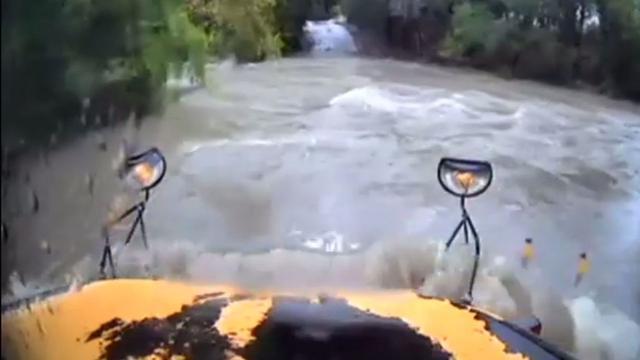 校車司機被控硬闖洪水 學生嚇壞急電母親：我愛你