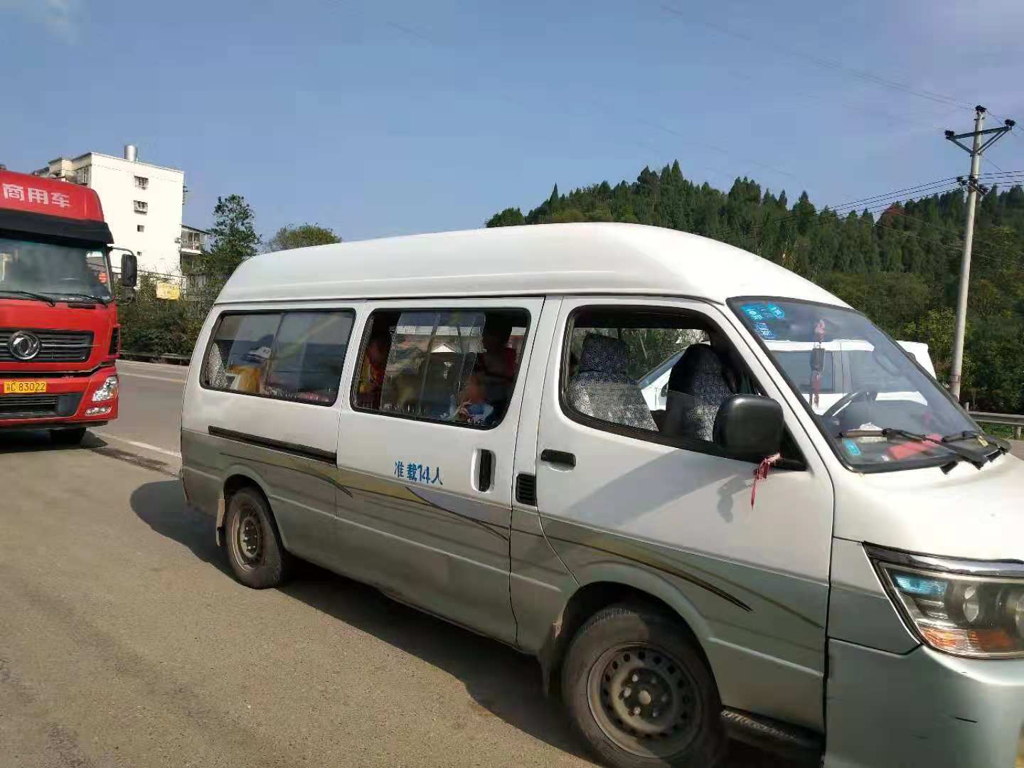 船山區(qū)一“黑校車”被現(xiàn)場(chǎng)查處 駕駛員被罰10000元