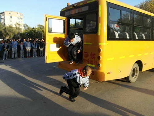 “校車消防安全大課堂”遙墻中學校車消防演練