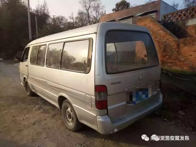 南陽一男子太猖狂！開“黑校車”還超員，刑拘你們虧不虧？