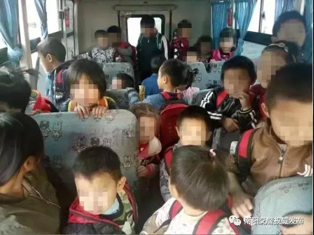 南陽一男子太猖狂！開“黑校車”還超員，刑拘你們虧不虧？