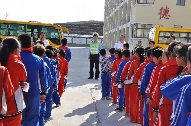 乳山市午極鎮(zhèn)中心學(xué)校開(kāi)展校車安全應(yīng)急演練活動(dòng)