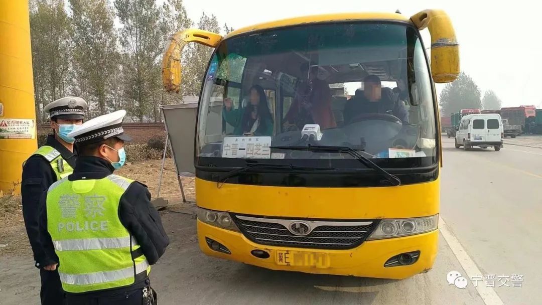 寧晉交警嚴查客車、校車等重點車輛 凈化道路交通環境