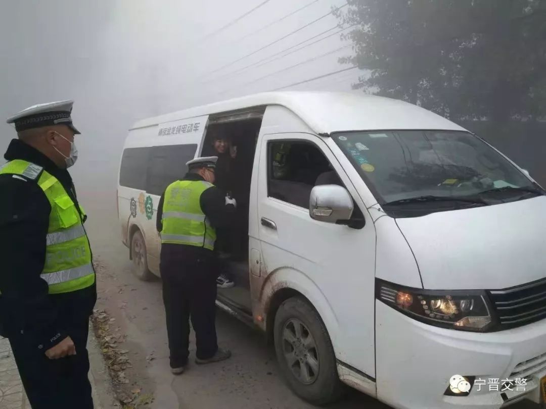 寧晉交警嚴查客車、校車等重點車輛 凈化道路交通環境