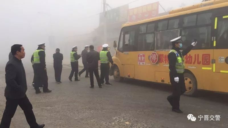 寧晉交警嚴查客車、校車等重點車輛 凈化道路交通環境