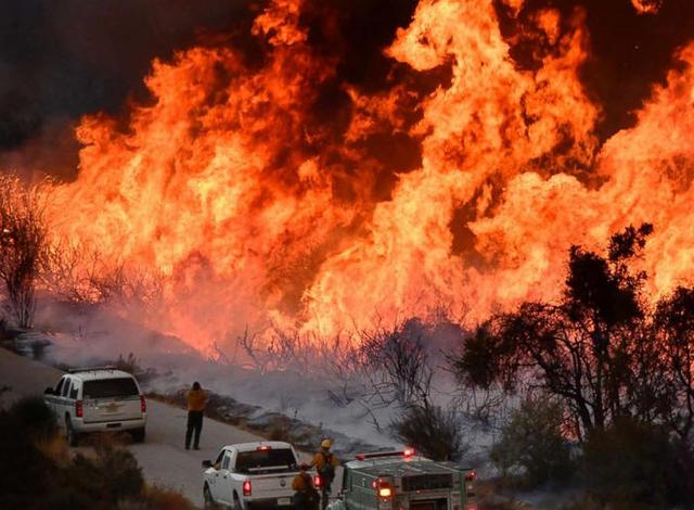英雄司機駕駛校車穿越加州火海，帶領22名天堂鎮學生安全脫險