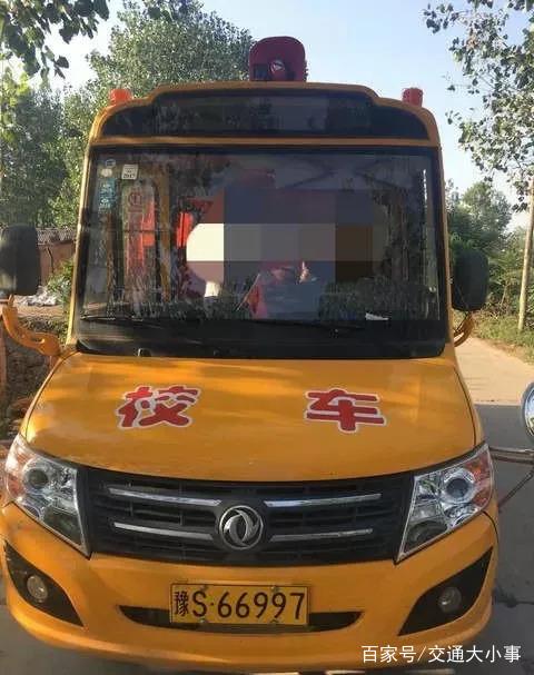典型黑校車：核載8人，實(shí)載30人，其中28人為幼兒
