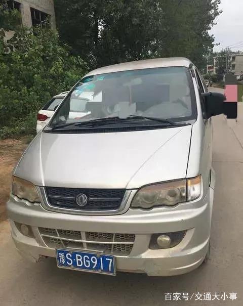 典型黑校車：核載8人，實(shí)載30人，其中28人為幼兒