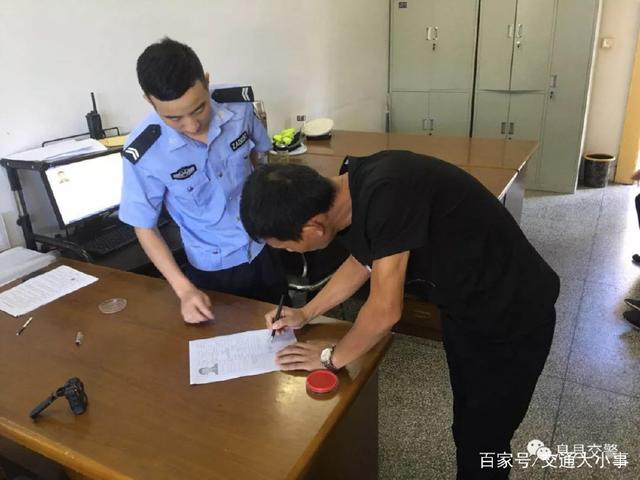 典型黑校車：核載8人，實(shí)載30人，其中28人為幼兒