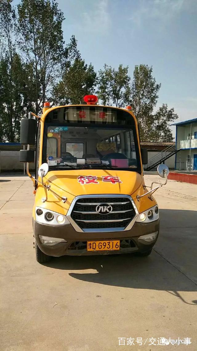 典型黑校車：核載8人，實(shí)載30人，其中28人為幼兒