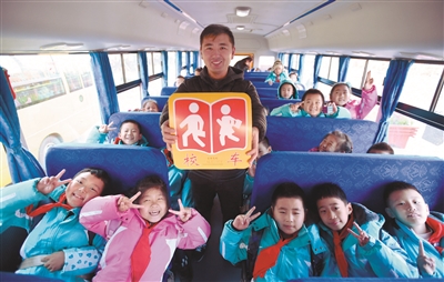 沈陽交管部門對校車嚴格管理 保孩子們乘車安全