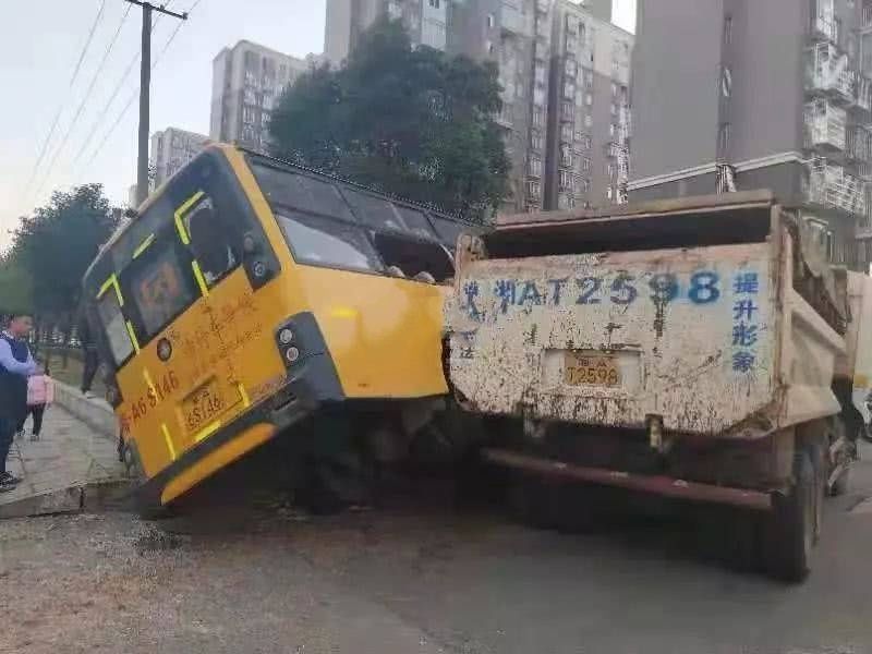 長沙：校車與渣土車相撞二人受傷