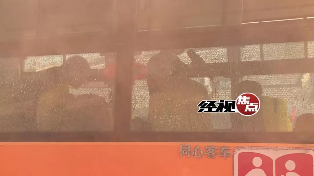 歹徒持兇器攔截校車(chē) 特警出動(dòng)快速化解“險(xiǎn)情”