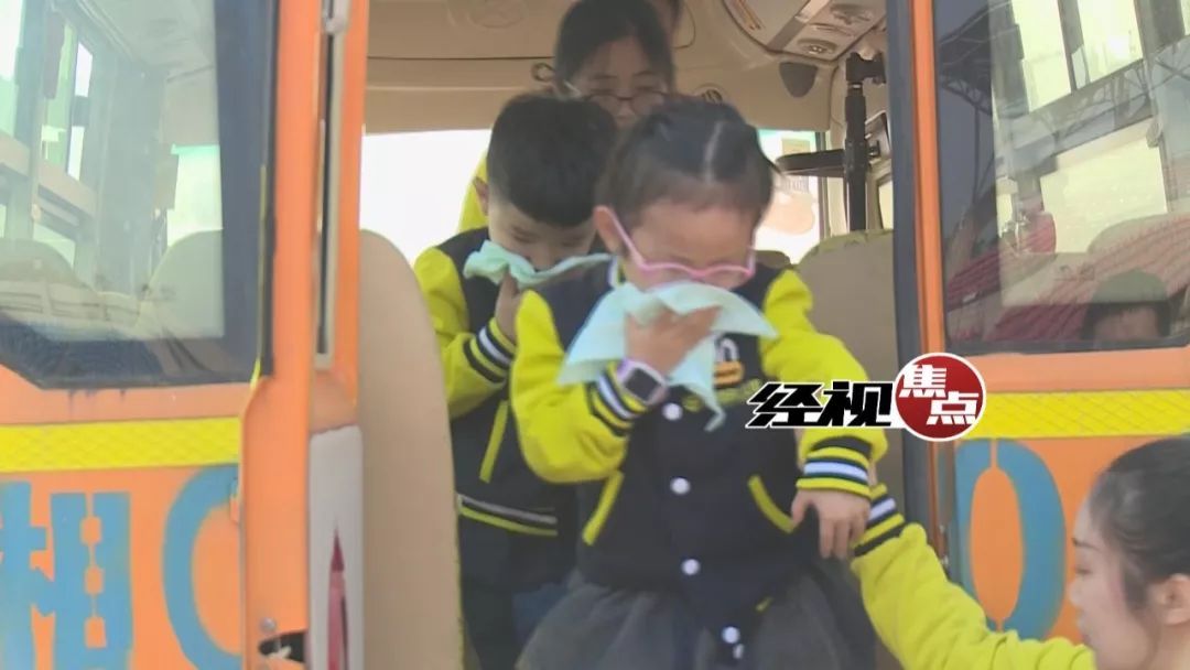 歹徒持兇器攔截校車(chē) 特警出動(dòng)快速化解“險(xiǎn)情”