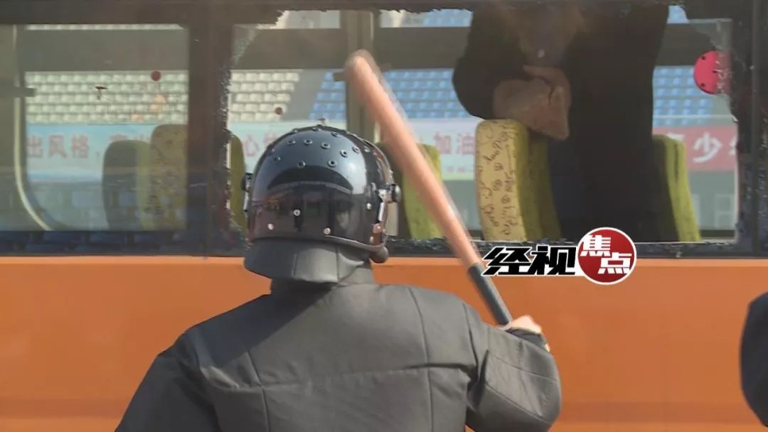 歹徒持兇器攔截校車(chē) 特警出動(dòng)快速化解“險(xiǎn)情”