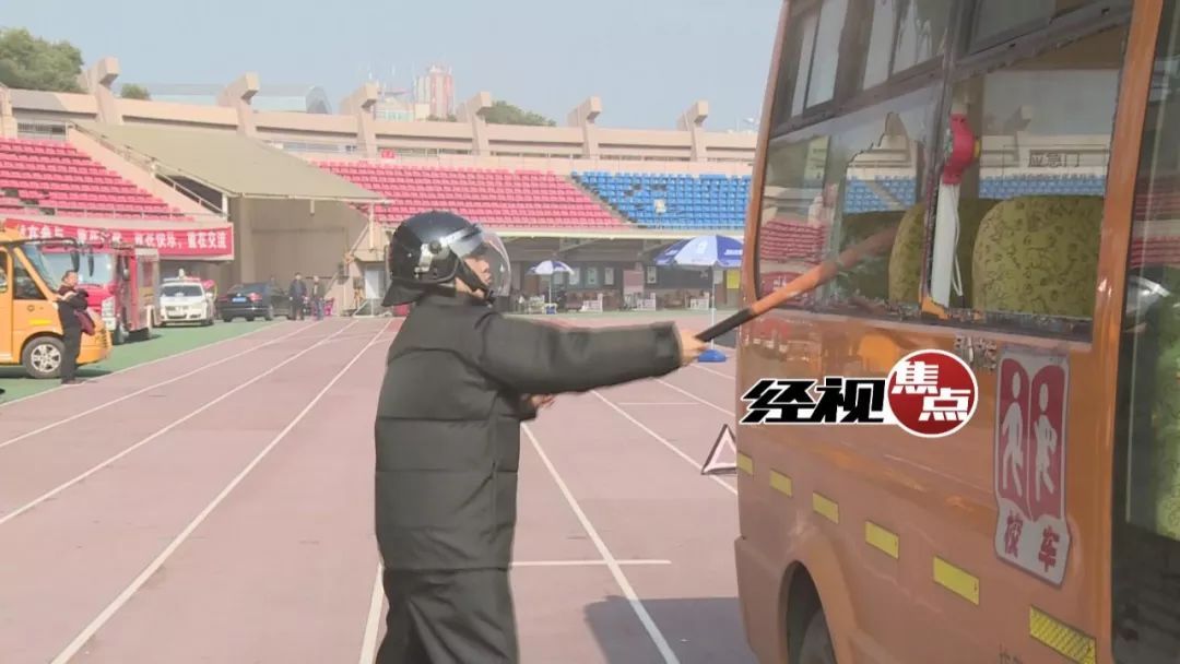 歹徒持兇器攔截校車(chē) 特警出動(dòng)快速化解“險(xiǎn)情”