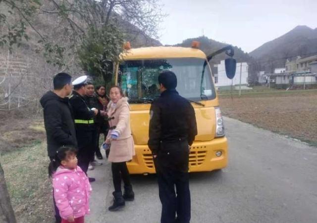 山陽科教局聯(lián)合交警大隊開展冬季校車安全隱患檢查