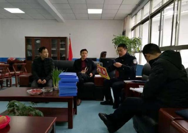 山陽科教局聯(lián)合交警大隊開展冬季校車安全隱患檢查