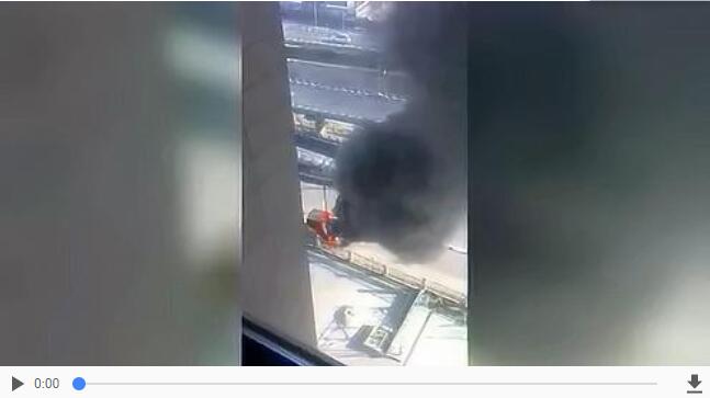 突發！太原西山某小學門口一校車發生火災，現場濃煙滾滾