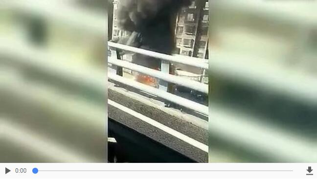 突發！太原西山某小學門口一校車發生火災，現場濃煙滾滾