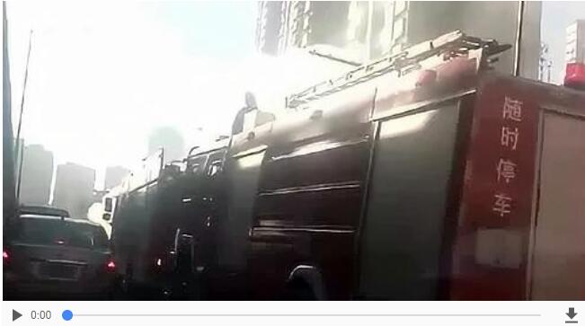 突發！太原西山某小學門口一校車發生火災，現場濃煙滾滾