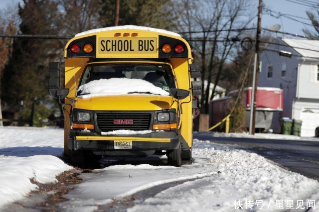 驚險！美國校車司機突然暈倒，8、9歲學生剎車