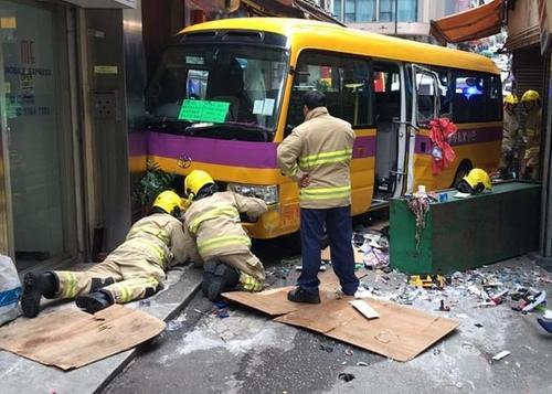 香港“無(wú)人校車”失控致3死11傷，初步懷疑手剎沒(méi)拉好