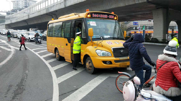 宜昌：校車警示燈未閃爍，交警隊(duì)司機(jī)進(jìn)行處罰教育