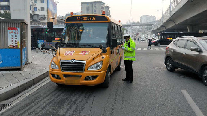 宜昌：校車警示燈未閃爍，交警隊(duì)司機(jī)進(jìn)行處罰教育