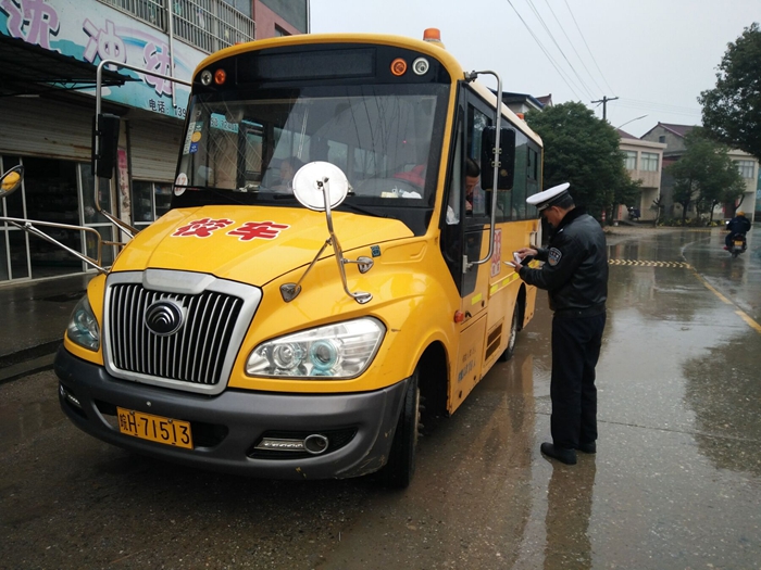 望江：多部門聯合加強冬季校車安全管理